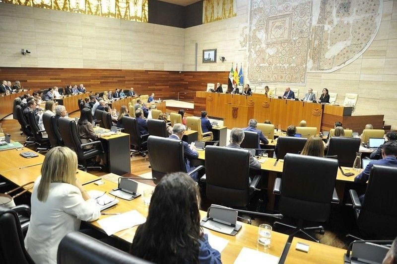 Extremadura aprueba la ley de concordia con los votos de PP y Vox.