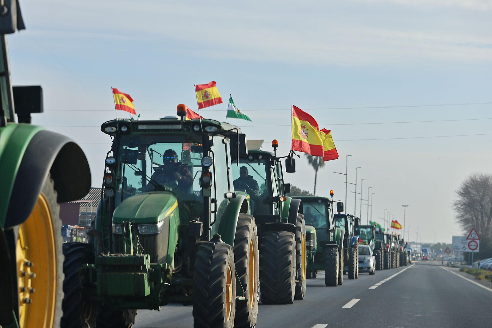Las imágenes de la tractorada de los agricultores de Huelva este martes