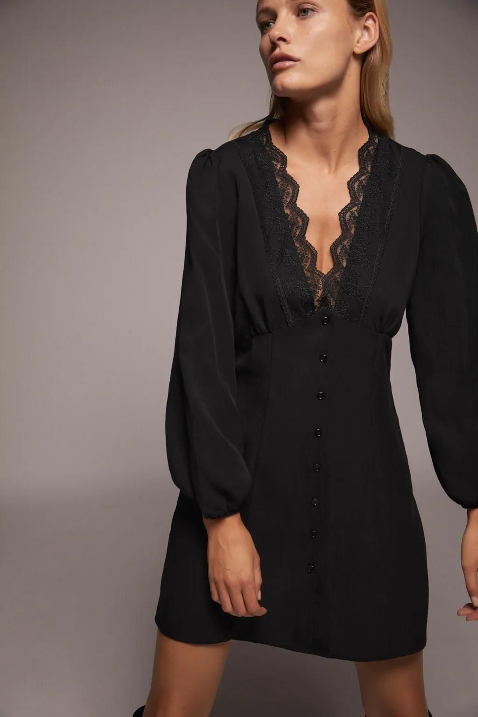 Vestido de encaje negro de Zara.