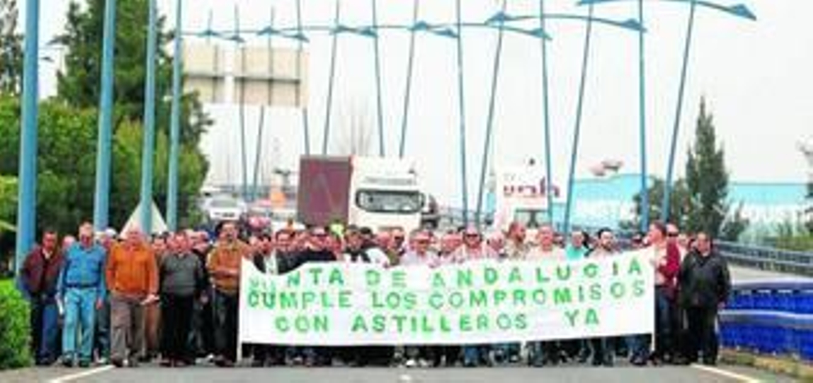 Una de las últimas protestas de los empleados de Astilleros, que cortaron el puente sobre el Odiel.