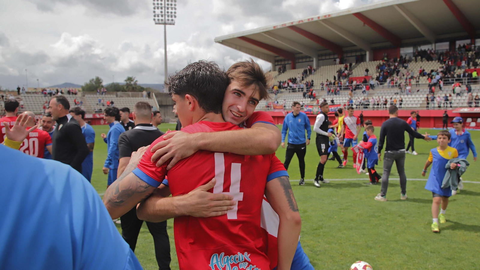 Lautaro y Manín, dos de los jugadores que siguen en el Algeciras, se abrazan.