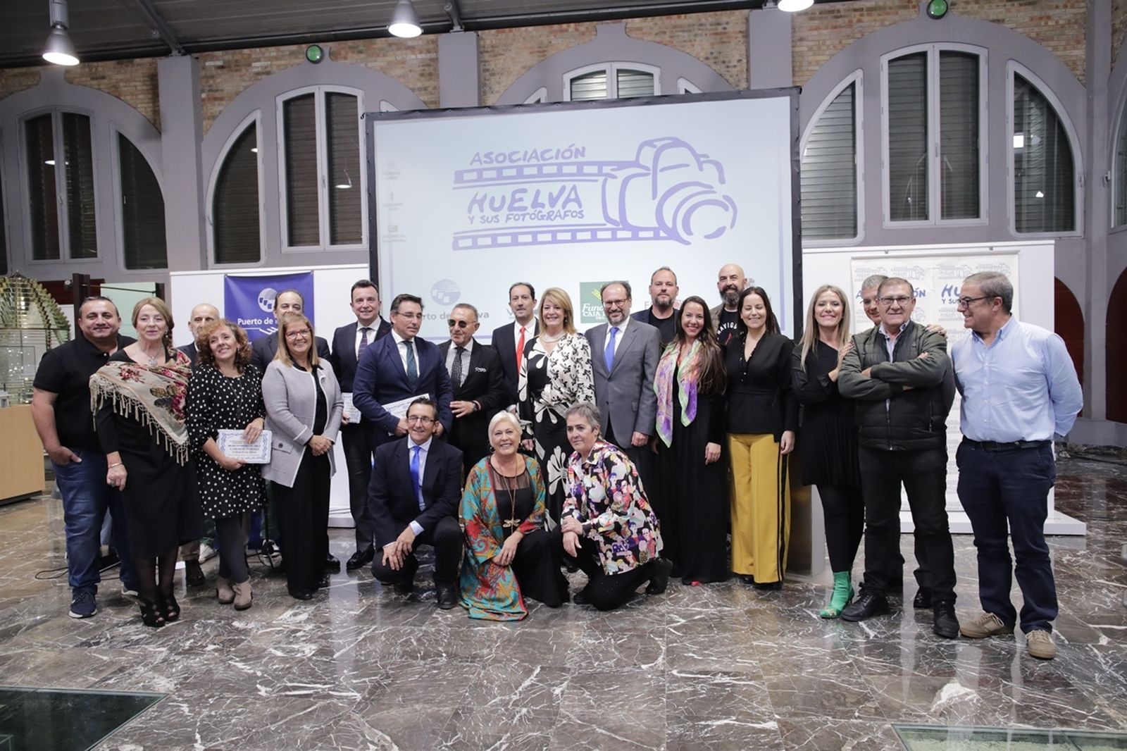 La presidenta del Puerto con premiados y miembros de la asociación.