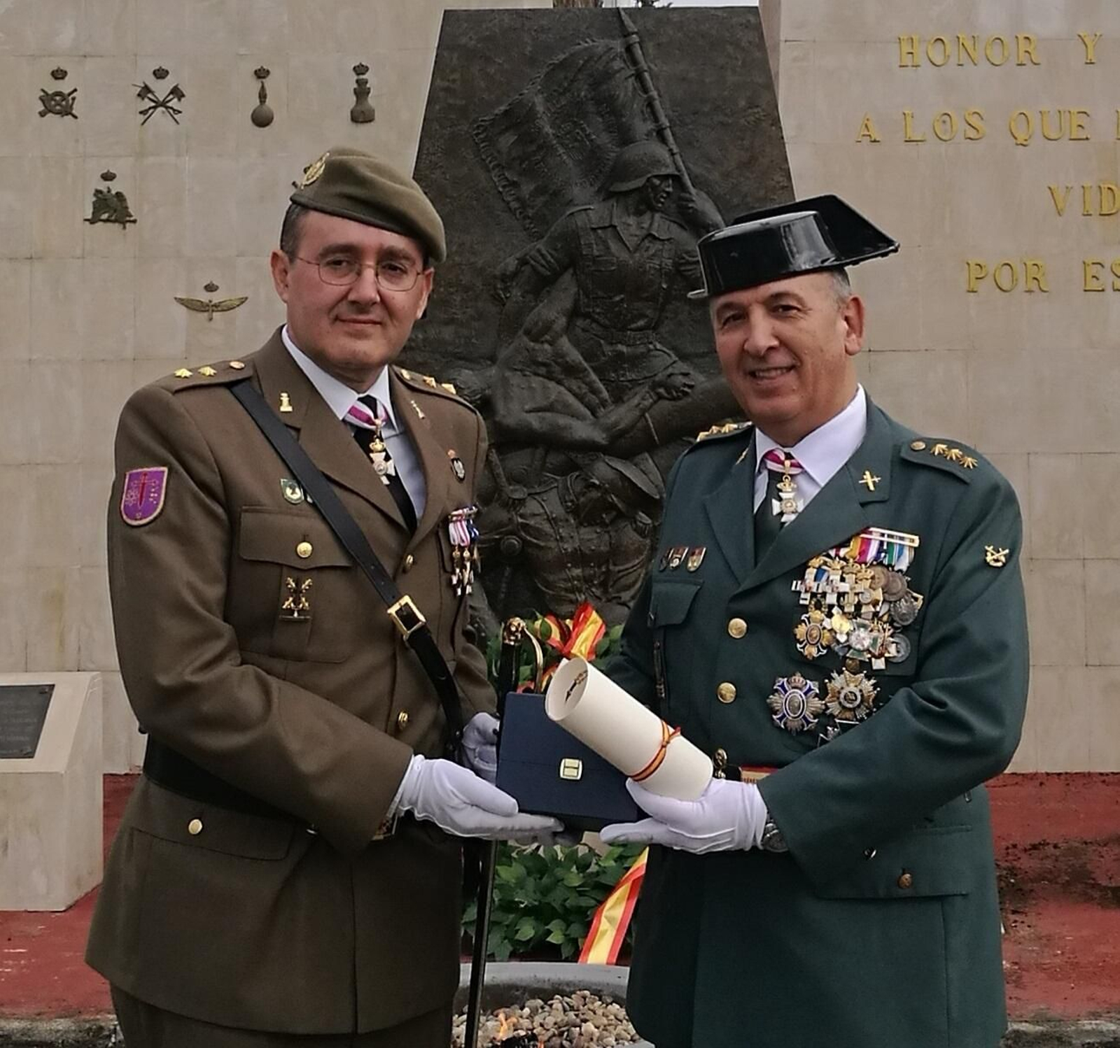 El teniente coronel de Transmisiones Adolfo Leña, jefe del Primer Batallón, y el coronel Jesús Núñez, Jefe de la Comandancia de la Guardia Civil de Algeciras.