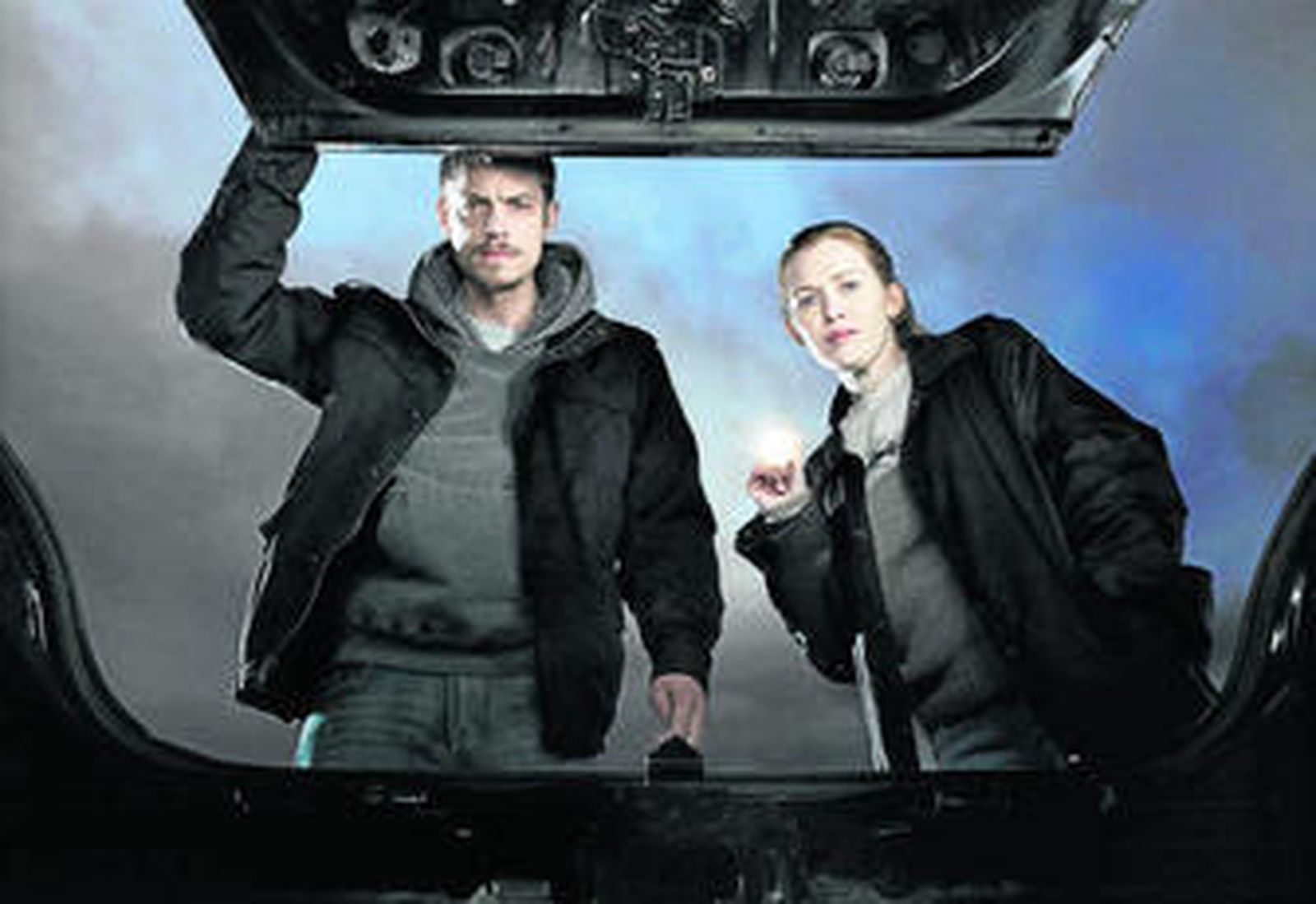 Joel Kinnaman  y Mireille Enos, los actores protagonistas de la investigación de 'The Killing'.