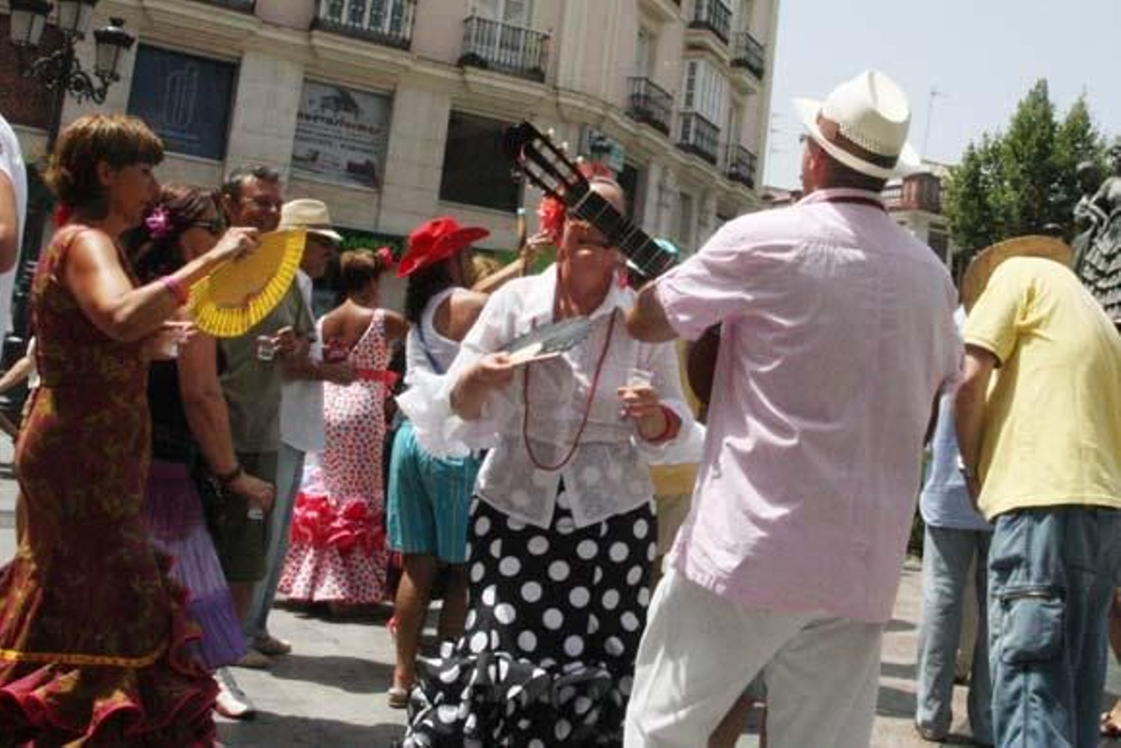 Los linenses se volcaron en la celebración del Domingo Rociero y el Real y el centro tuvieron un gran ambiente

Foto: Paco Guerrero