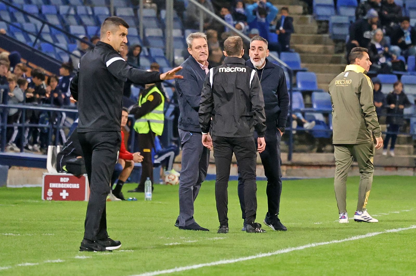 Momento en el que Manolo Pedraza y Abel Gómez conversan con el cuarto árbitro tras la expulsión del técnico.