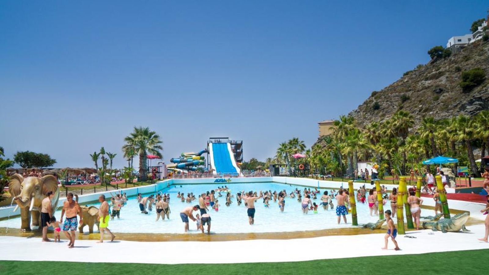 El parque cuenta con 22 toboganes para el disfrute de las personas.