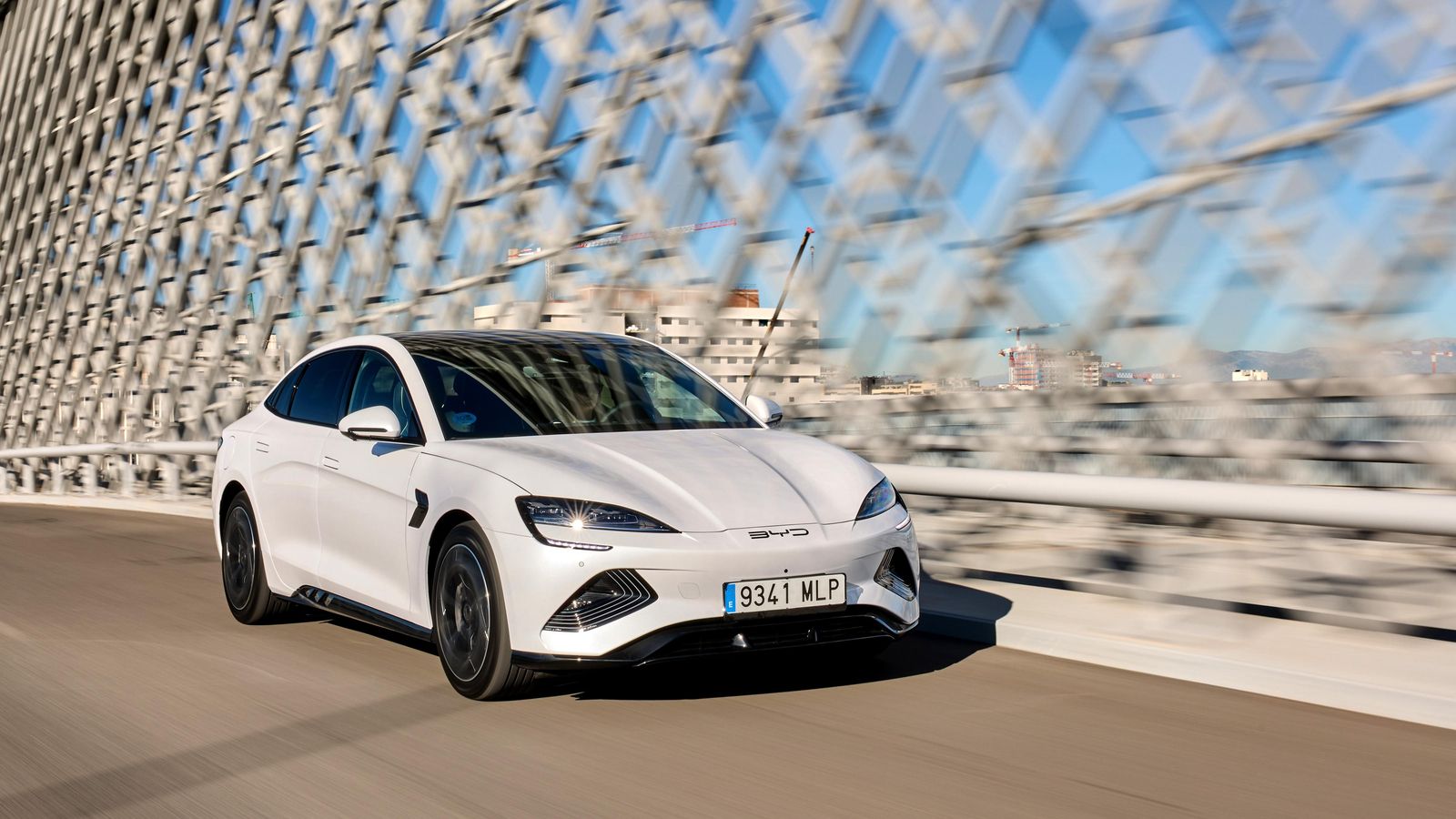 Wolfgang Egger, el padre del diseño de coches como los Alfa 147 y 8C Competizione o de otros como los Audi A5 Sportback, es el diseñador responsable de todos los BYD, Seal incluido. El lenguaje de diseño se llama Ocean Aesthetics.