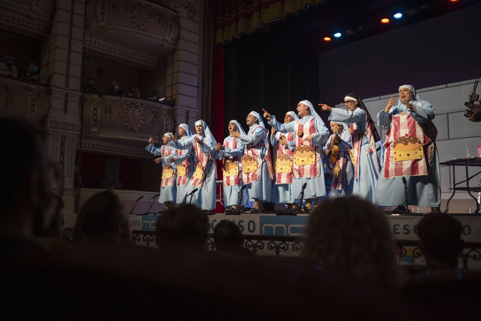 Imágenes de la actuación de la murga de Isla Cristina 'Las monjas 30 años de tradición' en el Carnaval Colombino