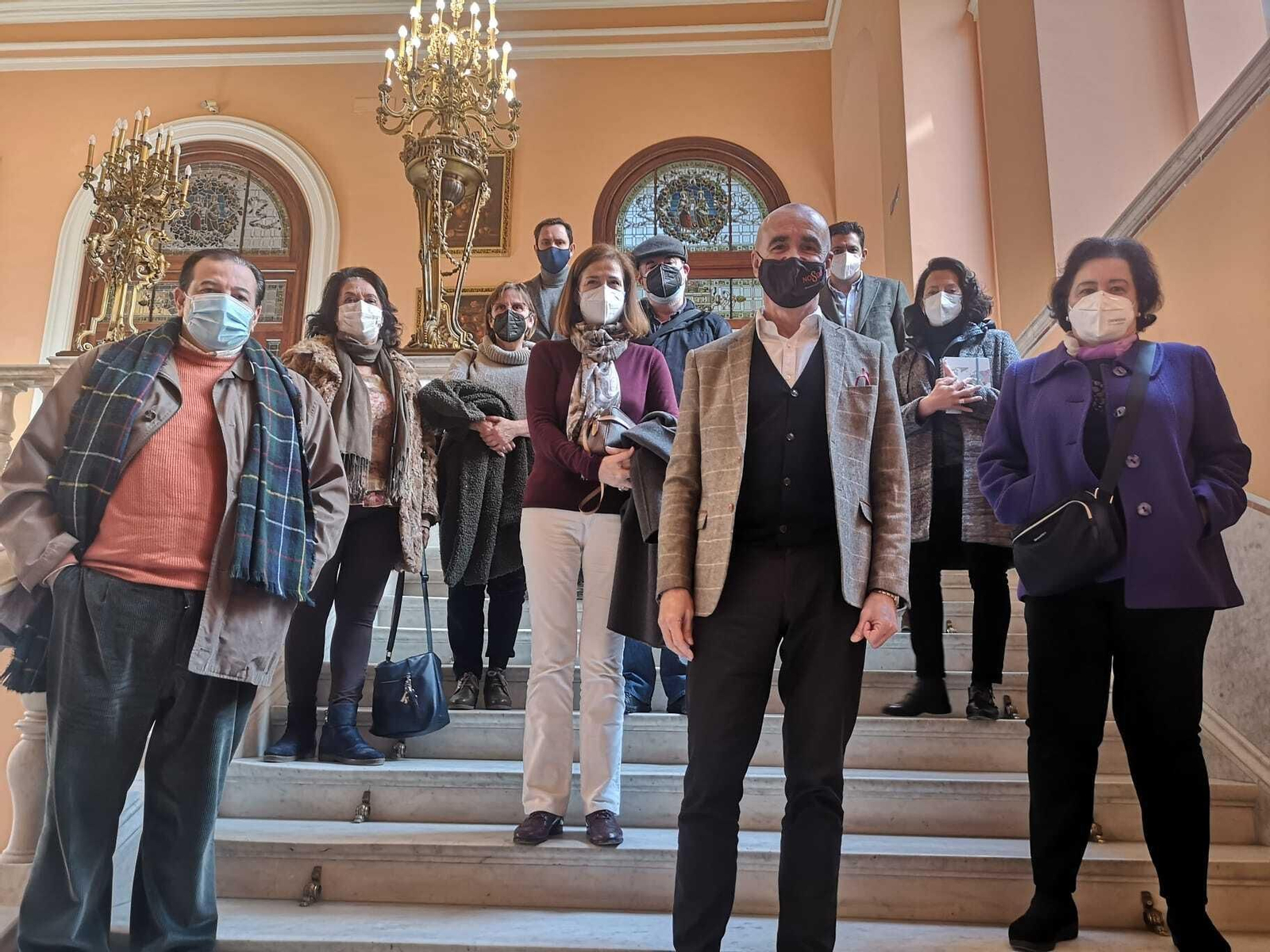 Antonio Muñoz, junto a representantes vecinales del centro y de Triana.