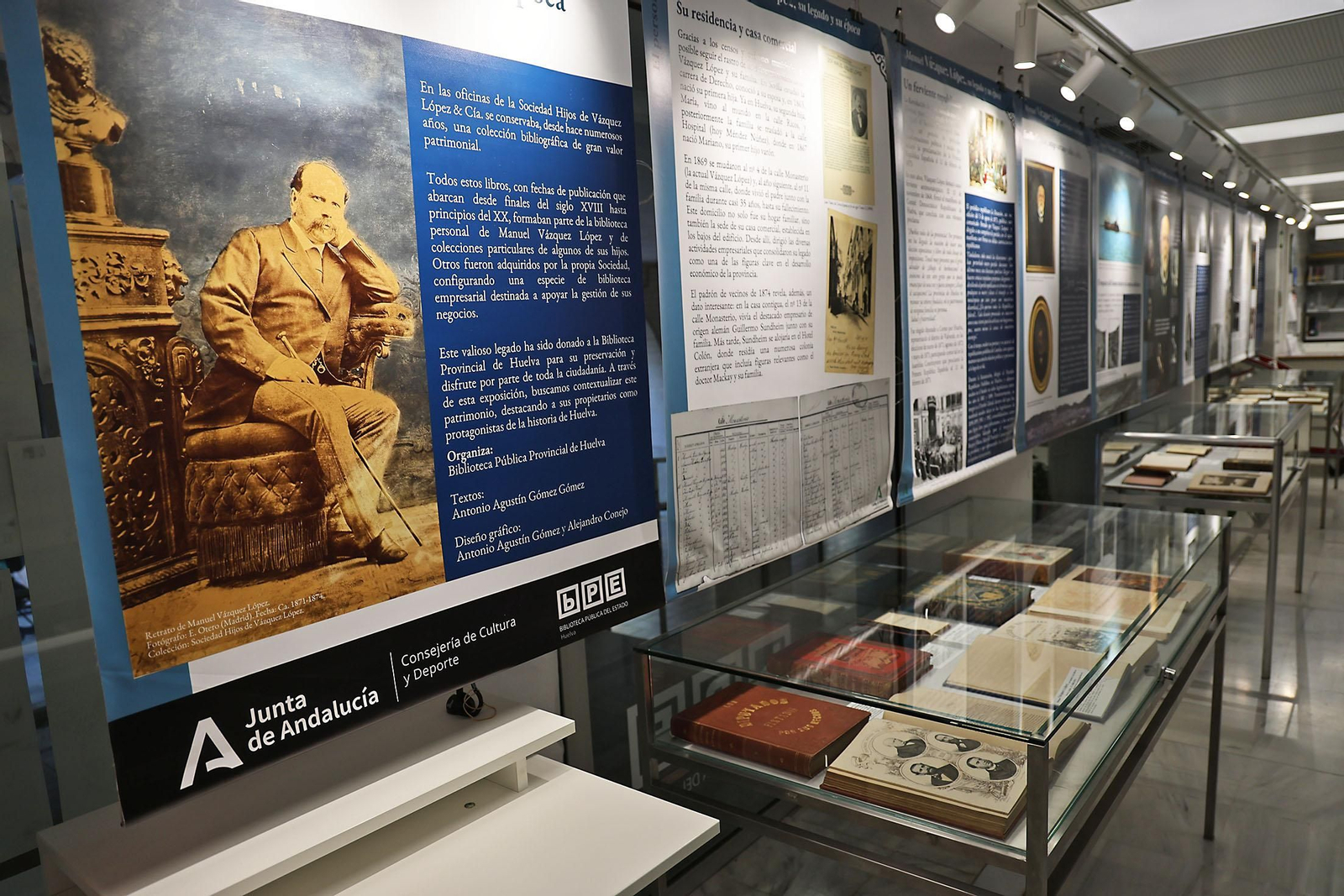 Exposición sobre Vázquez López en el vestíbulo de la Biblioteca