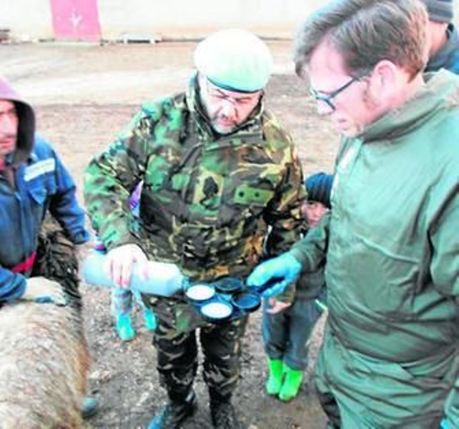 Librado Carrasco toma muestras para un cultivo. Librado Carrasco toma muestras para un cultivo.