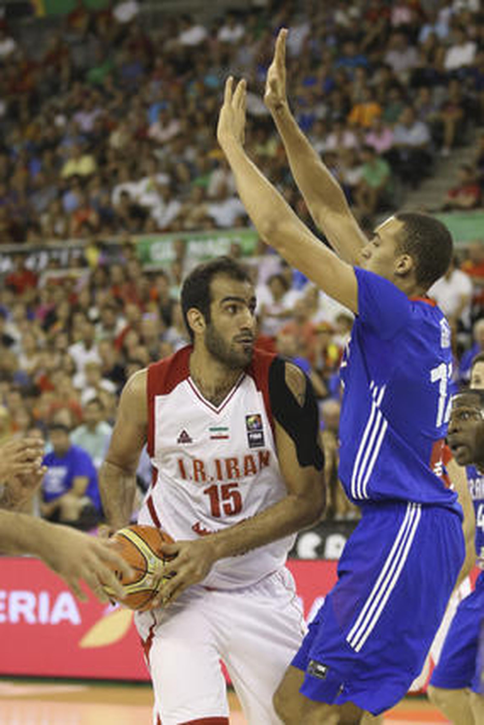 Francia sufre más de lo esperado ante Irán (76-81)