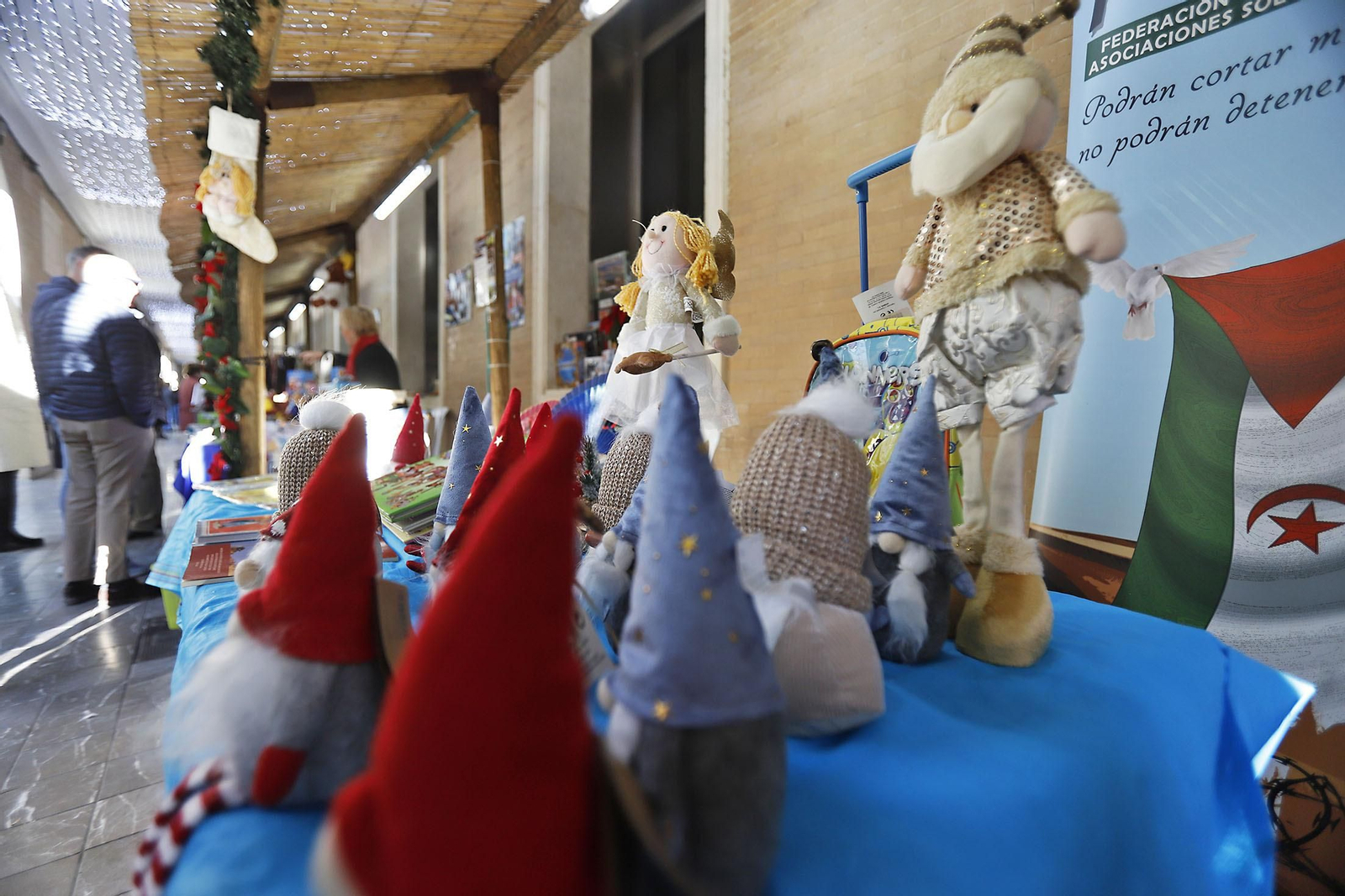 Imágenes del Mercadillo Solidario Navideño en la Diputación de Huelva