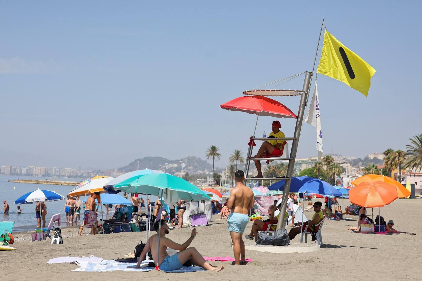 Una bandera amarilla con simbología para daltónicos en una playa de Málaga.