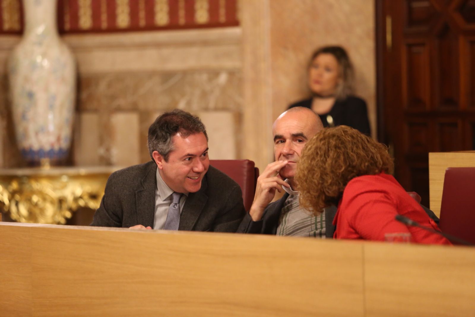 El alcalde Juan Espadas, junto a los ediles Antonio Muñoz y Adela Castaño, en el Pleno
