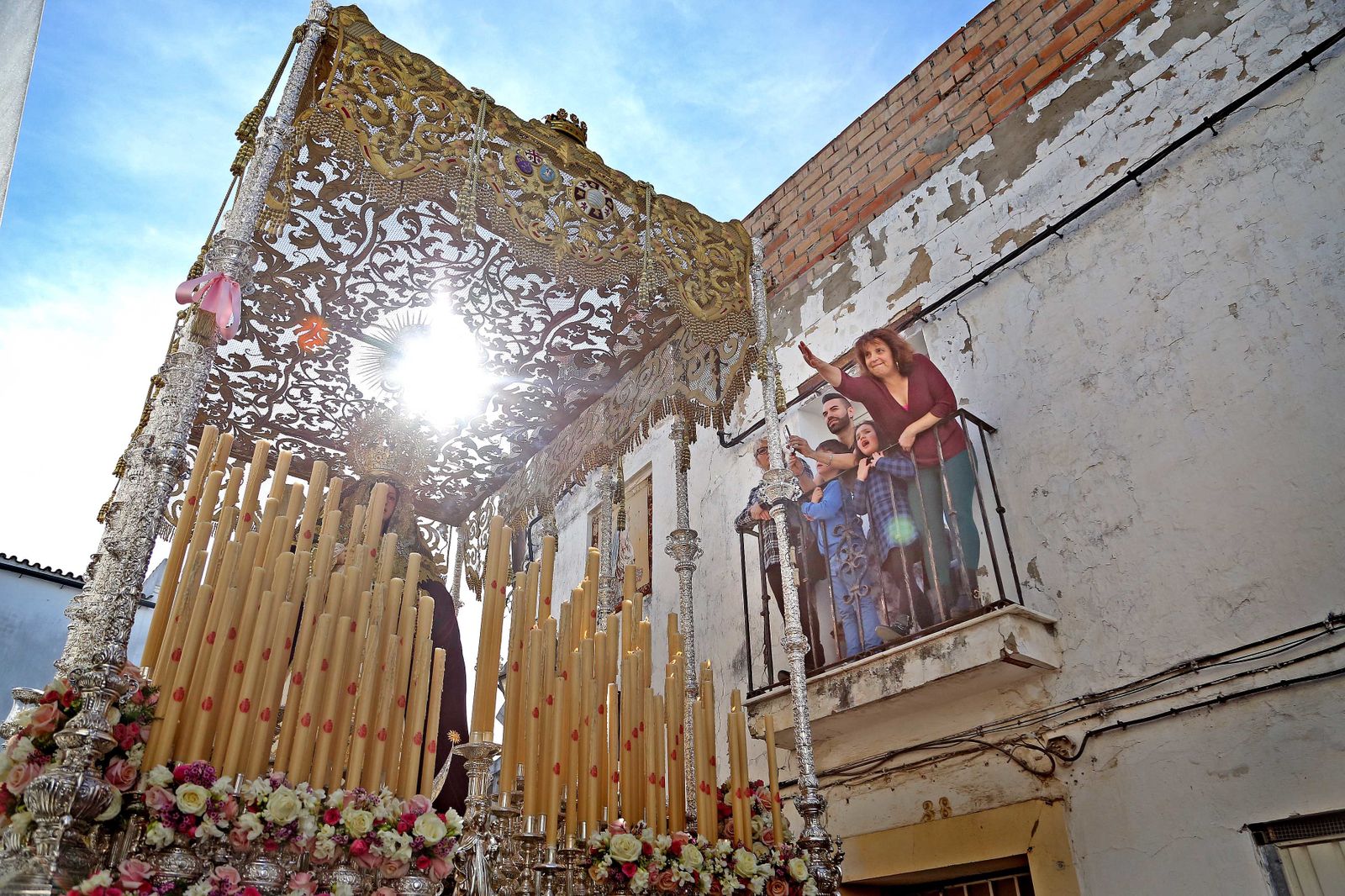 El sol se cuela por el techo del palio de Madre de Dios del Patrocinio al pasar por las calles de San Mateo.