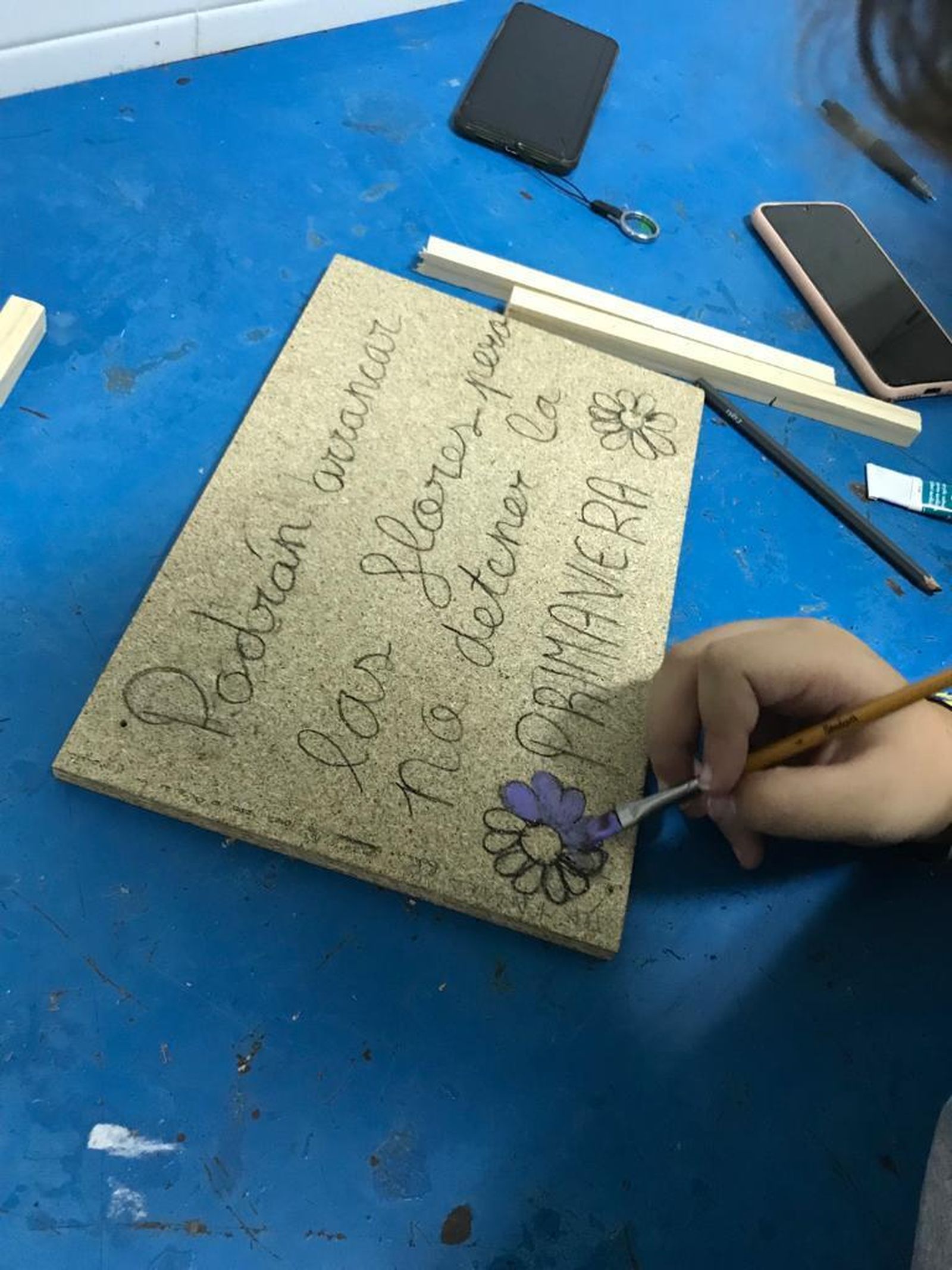 Uno de los carteles que elaboran para colocar en el huerto