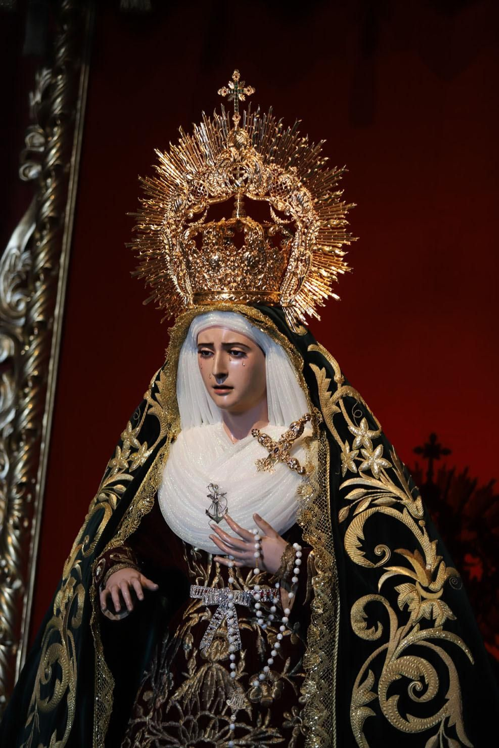 Imágenes del besamanos a María Santísima del Rocío y Esperanza