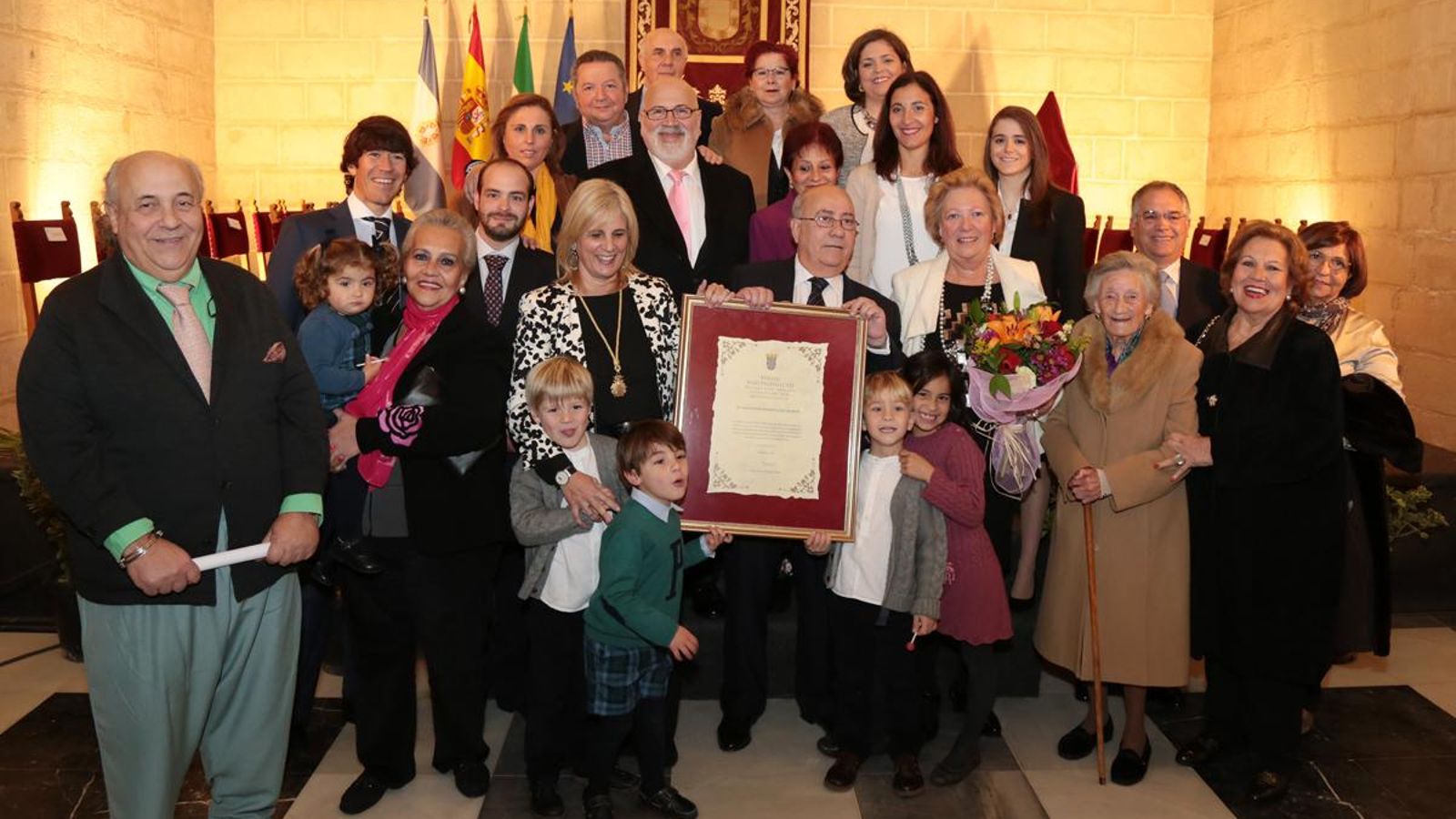Faustino junto a su mujer y su familia en su nombramiento como Hijo Predilecto.