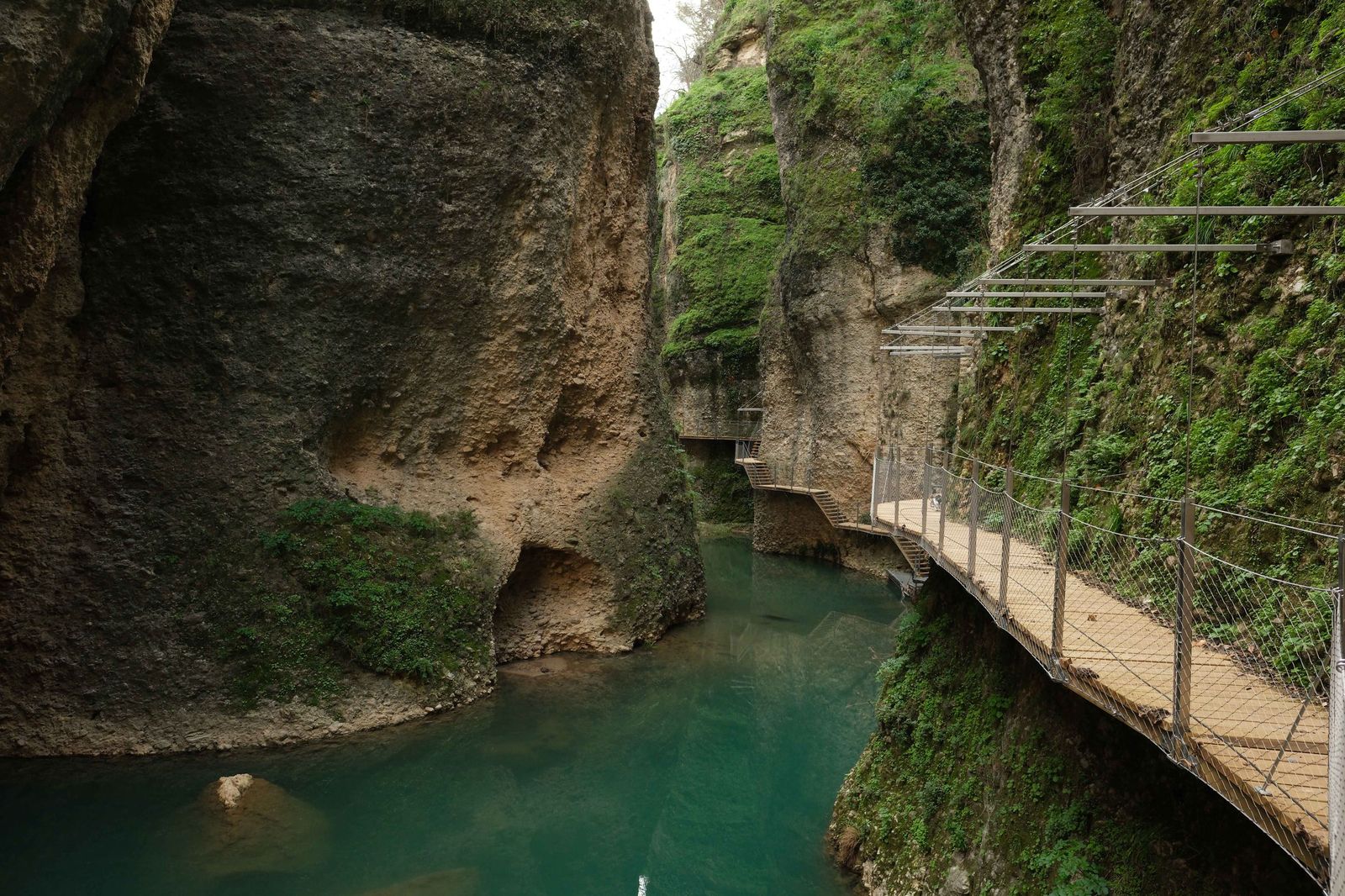 Pasarela peatonal que permitirá recorrer la garganta.