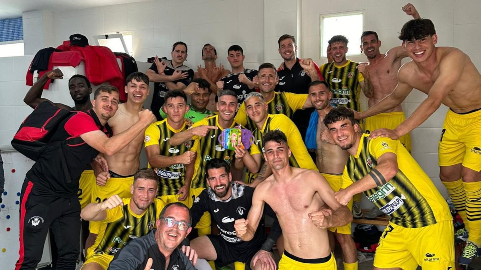 Los futbolistas rojinegros celebran el último triunfo liguero.
