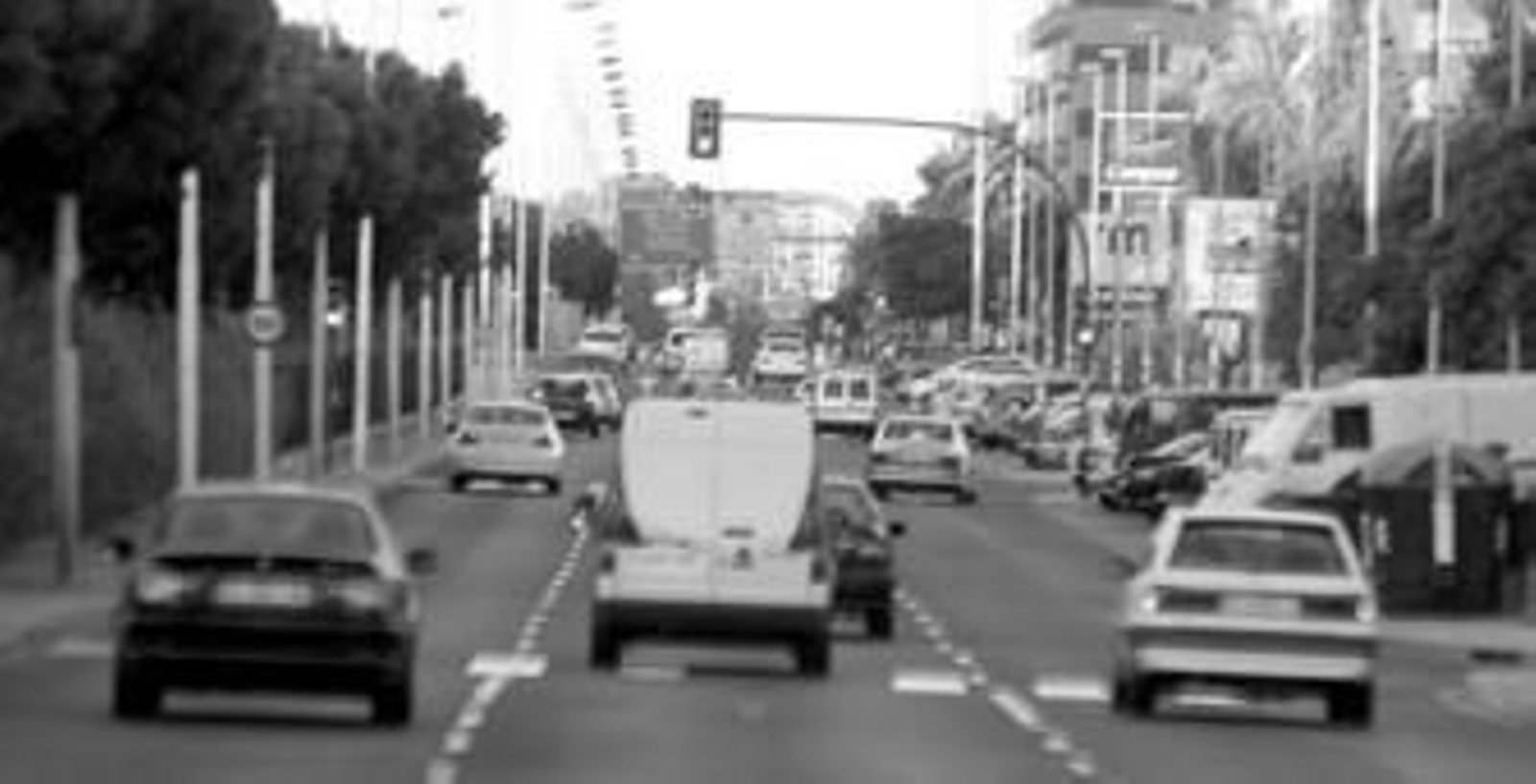 La rotonda de la barriada de La Navidad sigue el trazado de la Avenida Cristóbal Colón hacia Las Colonias.