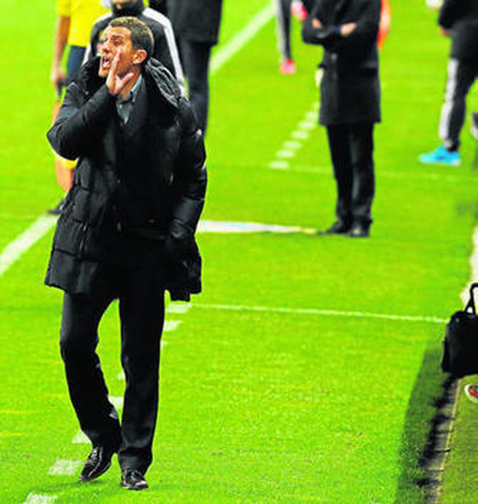 Javi Gracia da instrucciones durante el partido.