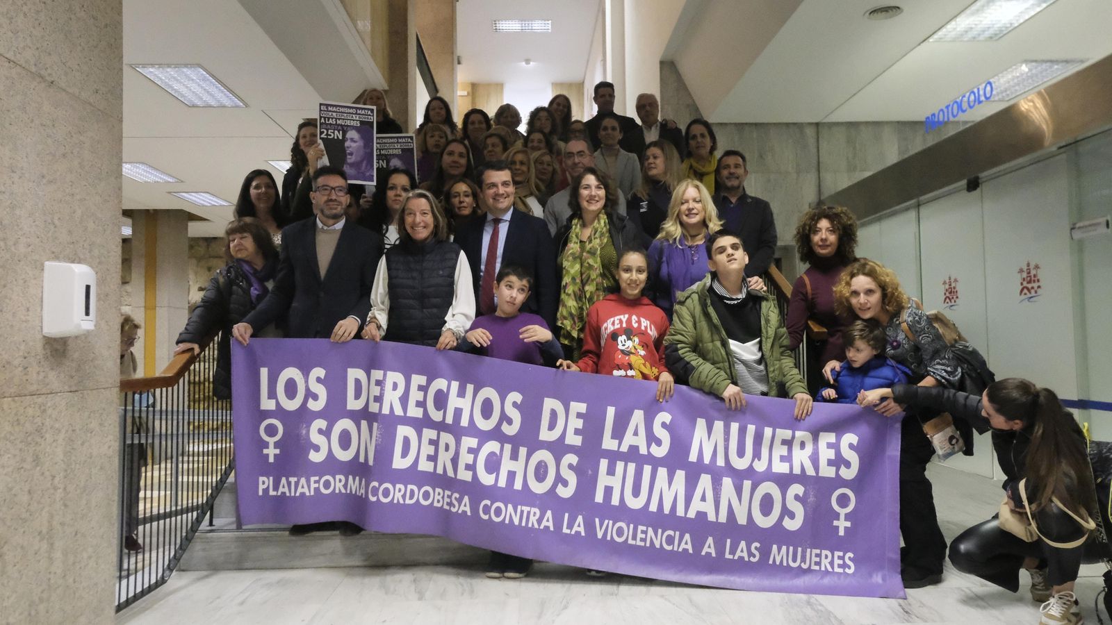 Foto de familia de los asiententes al Pleno contra la violencia machista.
