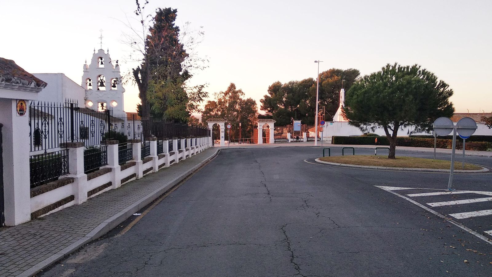 Toda la zona colindante quedará con preferencia al peatón.