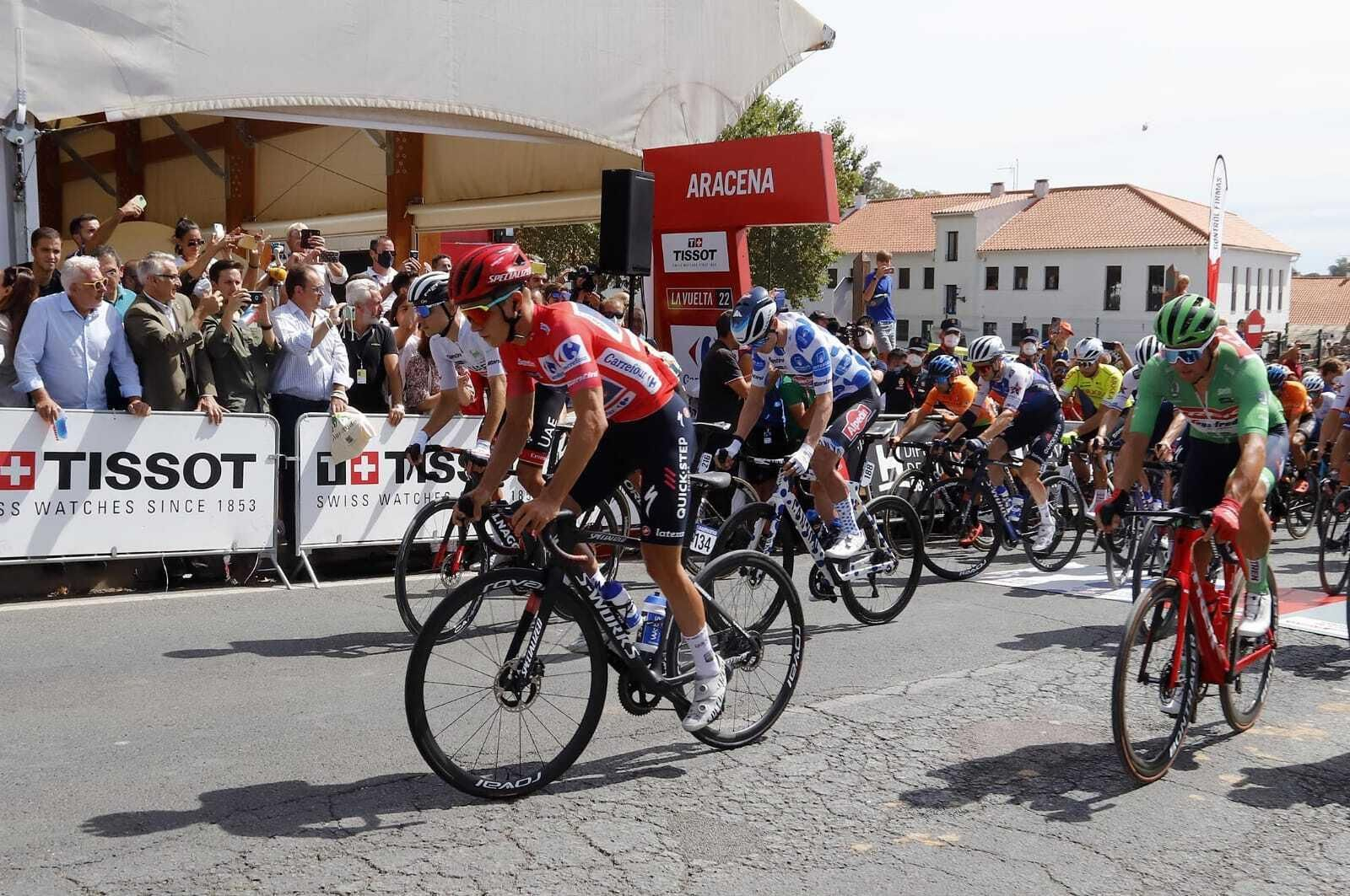 El pelotón de la Vuelta Ciclista a España, en la salida neutralizada por Aracena.