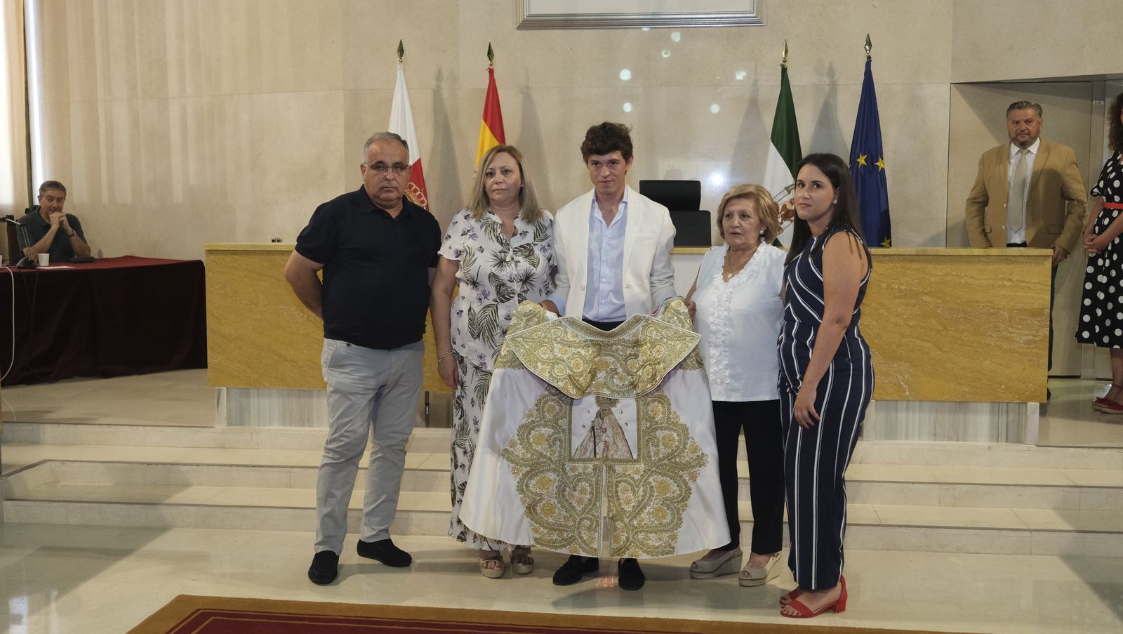 Imágenes de la entrega del Capote de Paseo a Jorge Martínez