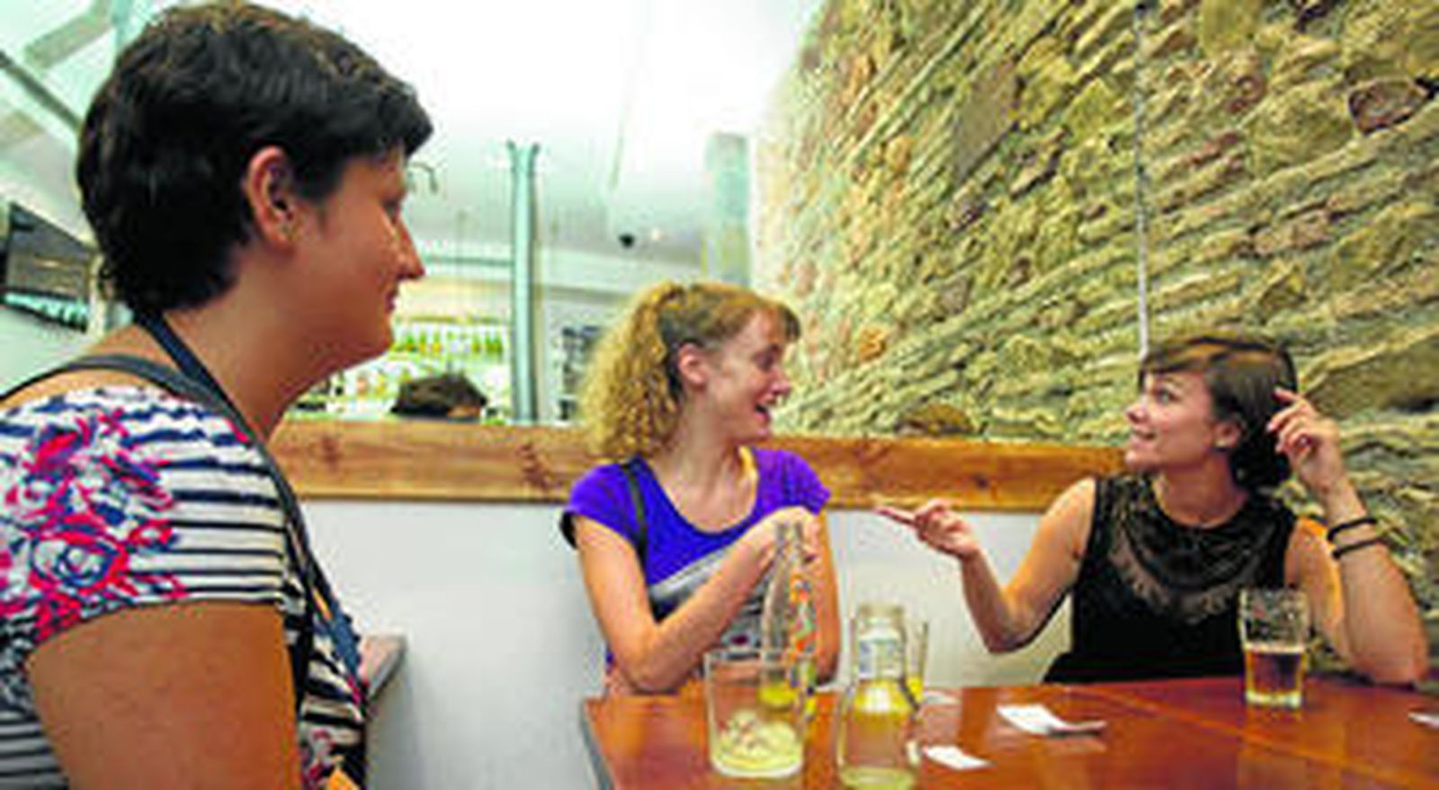 Eniko, Ana y Joanna, durante una conversación en inglés.