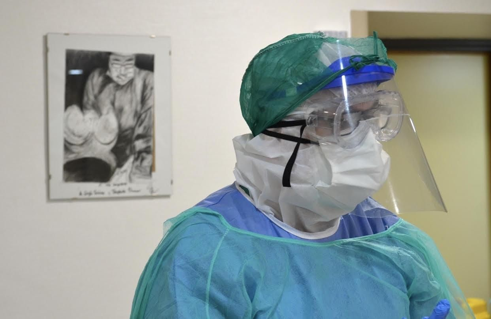 Un profesional sanitario, con una de las pantallas producidas dentro de este proyecto.