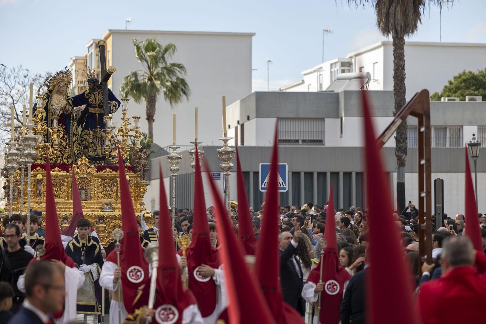 Las imágenes de la procesión de Afligidos de San Fernando en el Lunes Santo de la Semana Santa 2025