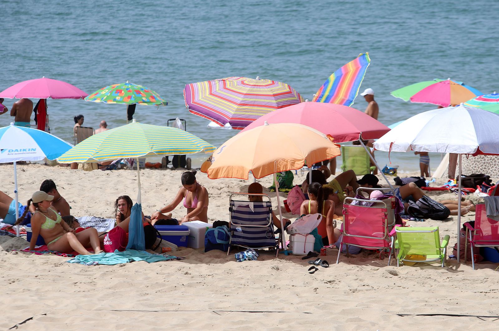 Imágenes del caluroso fin de semana en las playas de Huelva