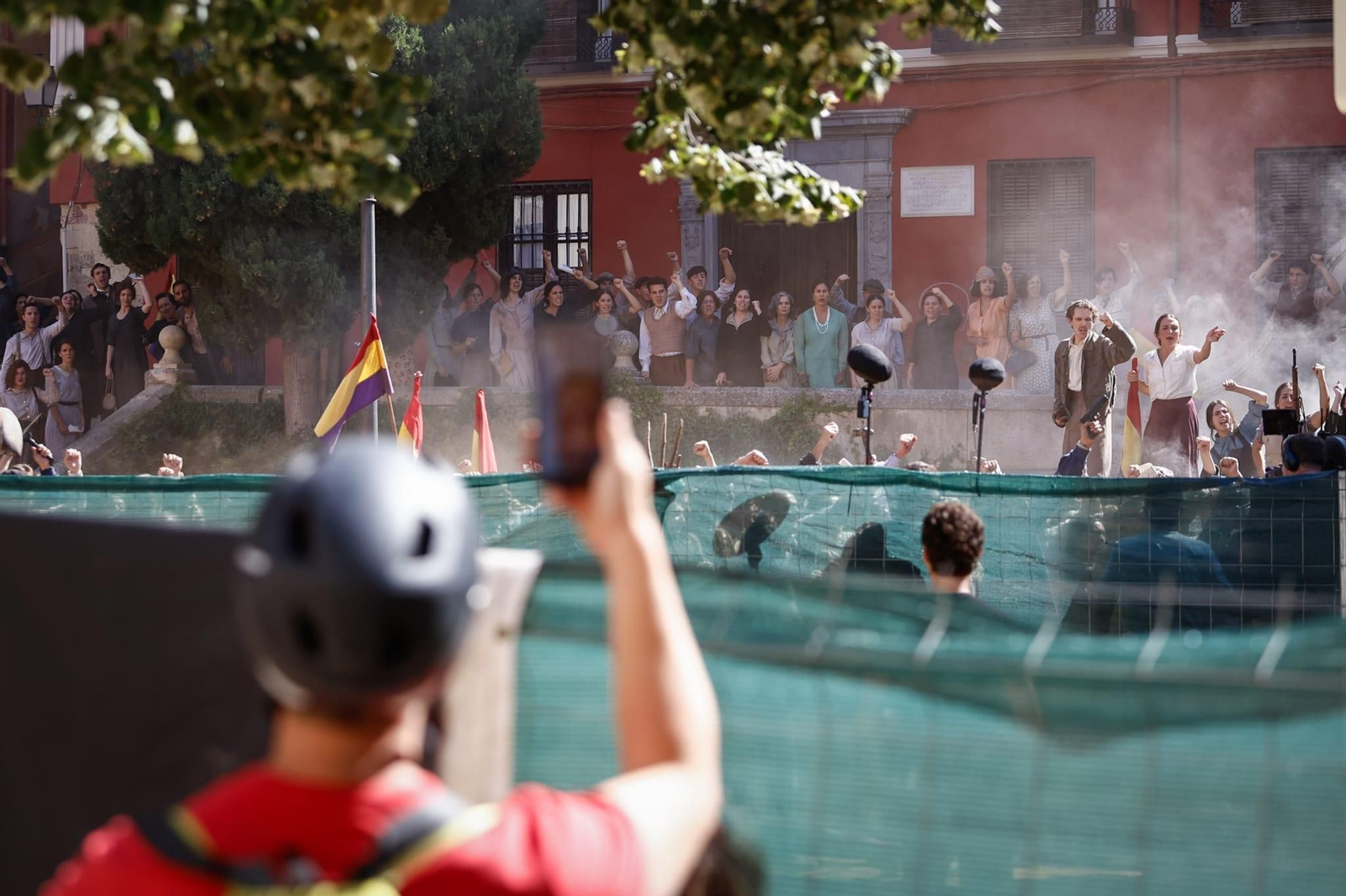 Fotos: así es el rodaje de la película de Los Javis en la plaza de Santa Ana de Granada