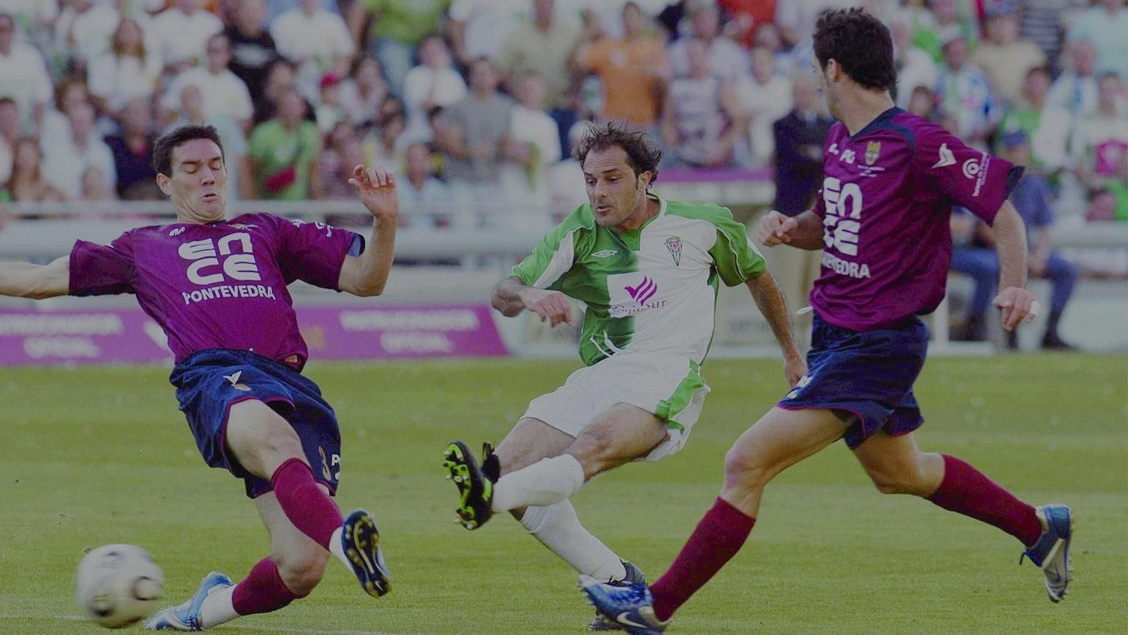 Julio Pineda lanza a portería durante el último compromiso de 2007 ante el Pontevedra.