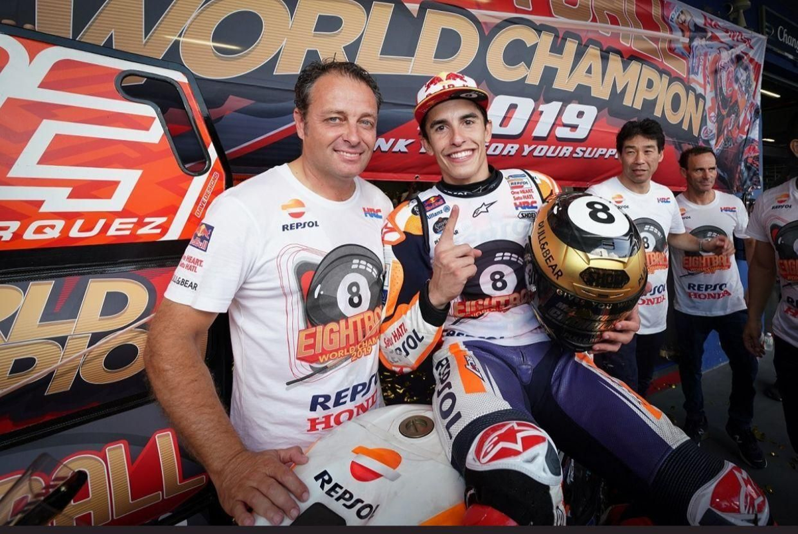 Marc Márquez, con Emilio Alzamora tras la conquista de su octavo título mundial, el último hasta ahora.