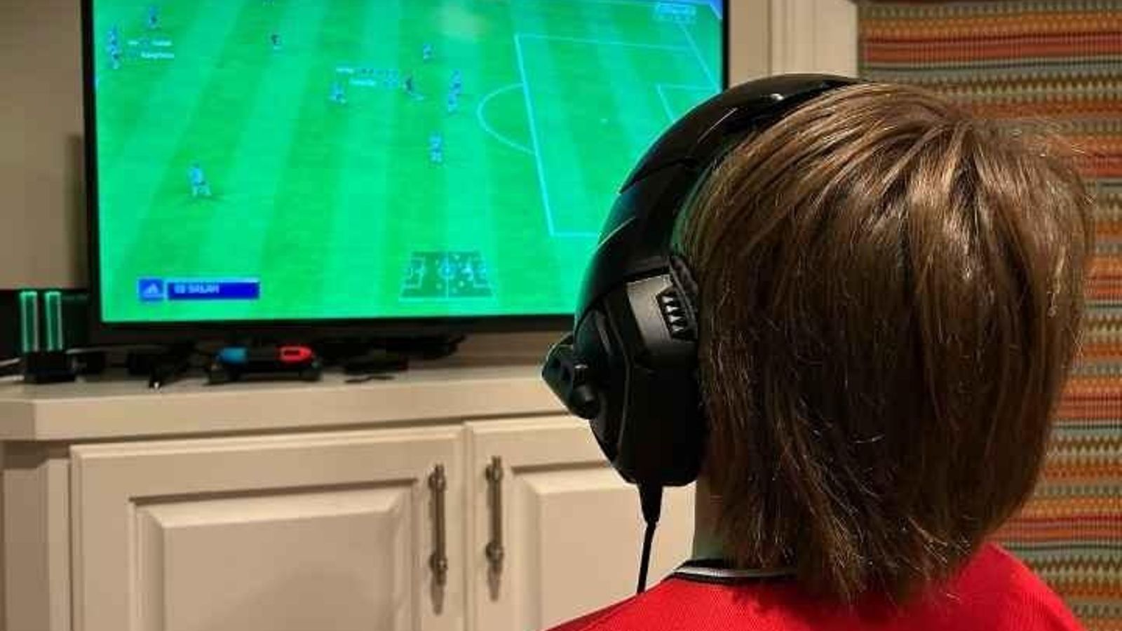 Un menor ante un televisor.