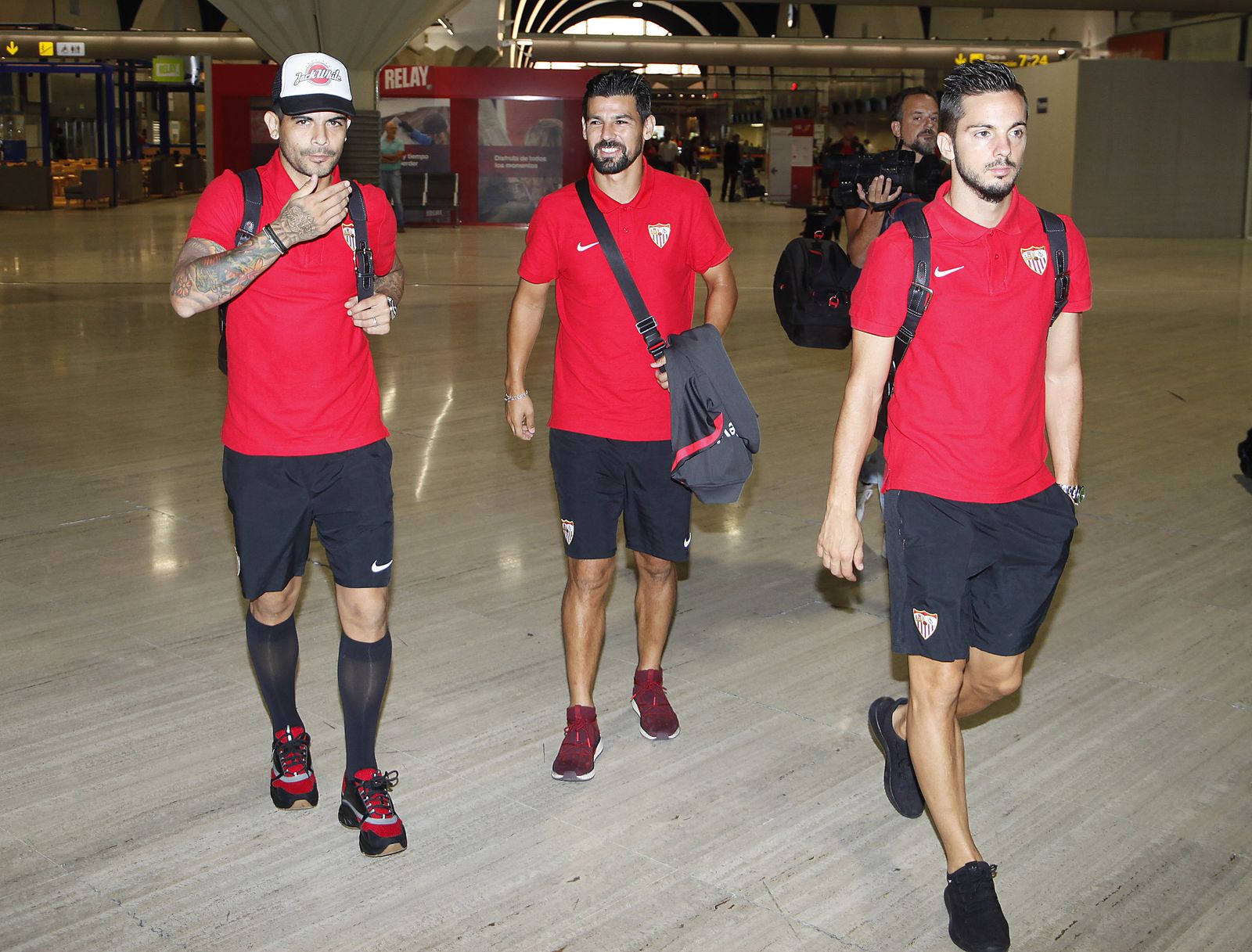 Banega, junto a Nolito y Sarabia en un viaje del Sevilla.