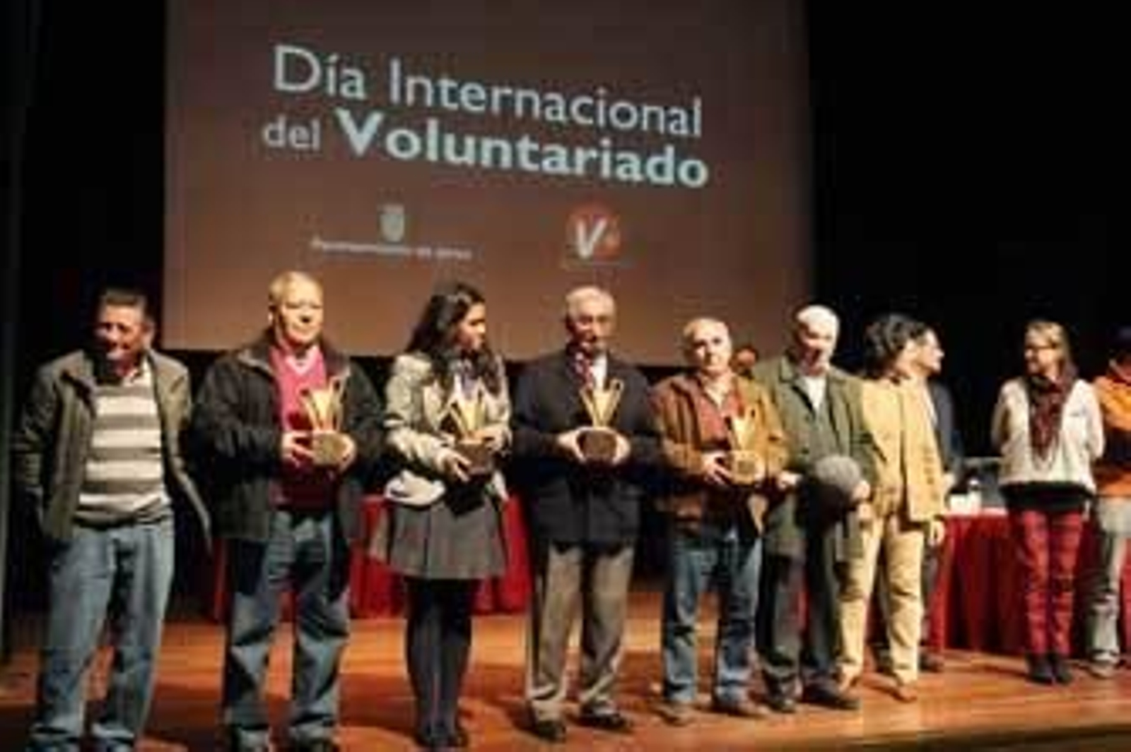 Los galardonados posan en el escenario del centro social de La Granja en la recta final de la ceremonia de entrega de premios. /Vanesa Lobo