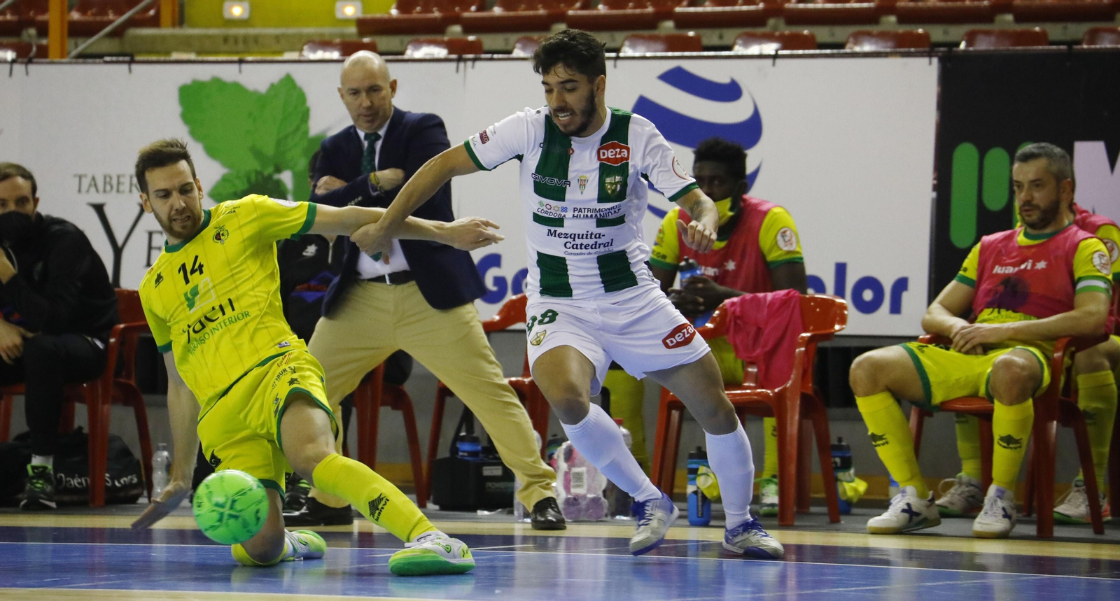 Lucas Perin trata de superar a Alan Brandi, del Jaén Paraíso Interior, en el último partido del Córdoba Futsal.