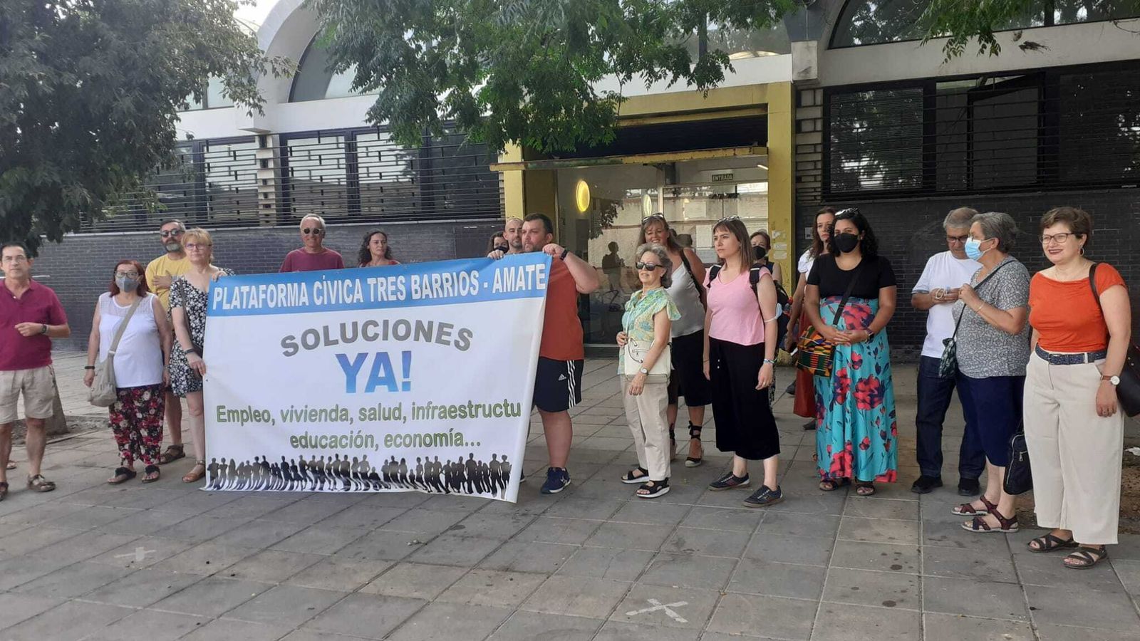 Concentración de protesta de la Plataforma Cívica Tres Barrios Amate y sus entidades esta semana.