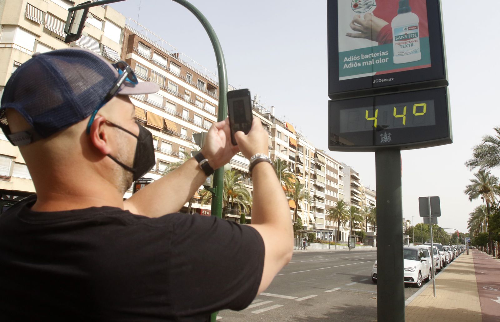 Hombre saca una fotografía a los 44 grados que marca el termómetro del Paseo de la Victoria.