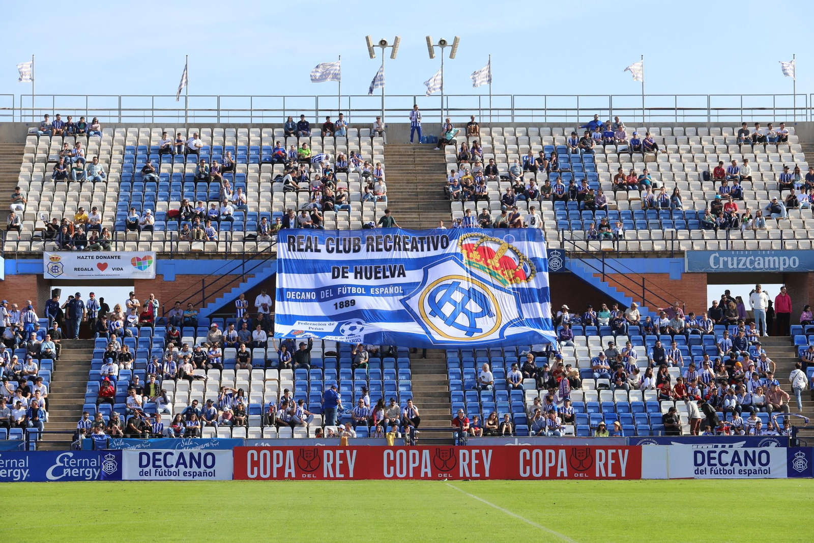 Imágenes del gran ambiente en el Nuevo Colombino para ver el  Recre-Burgos