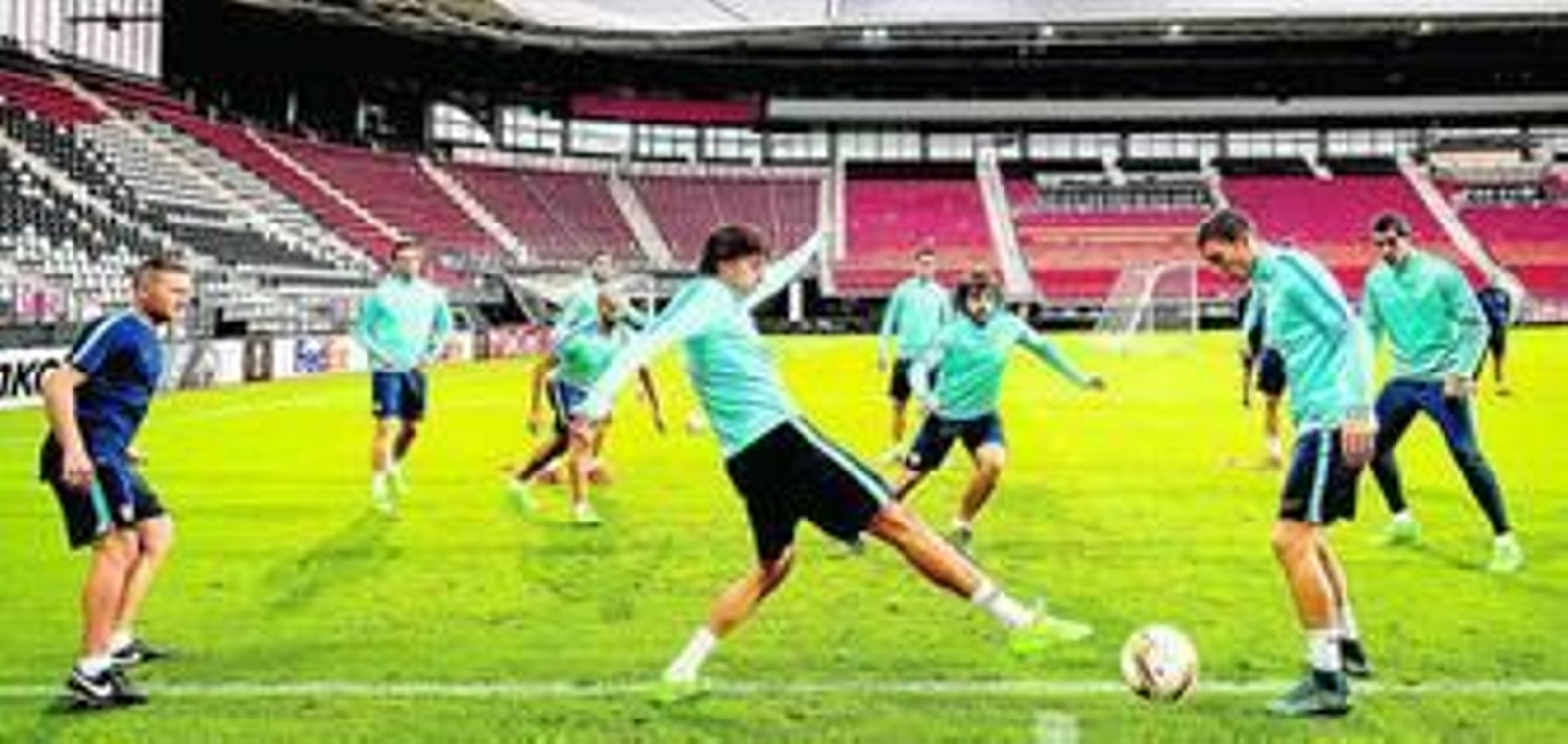 Los jugadores del Athletic, con Mikel Rico y Beñat en el centro, hacen un rondo durante un entrenamiento esta temporada.
