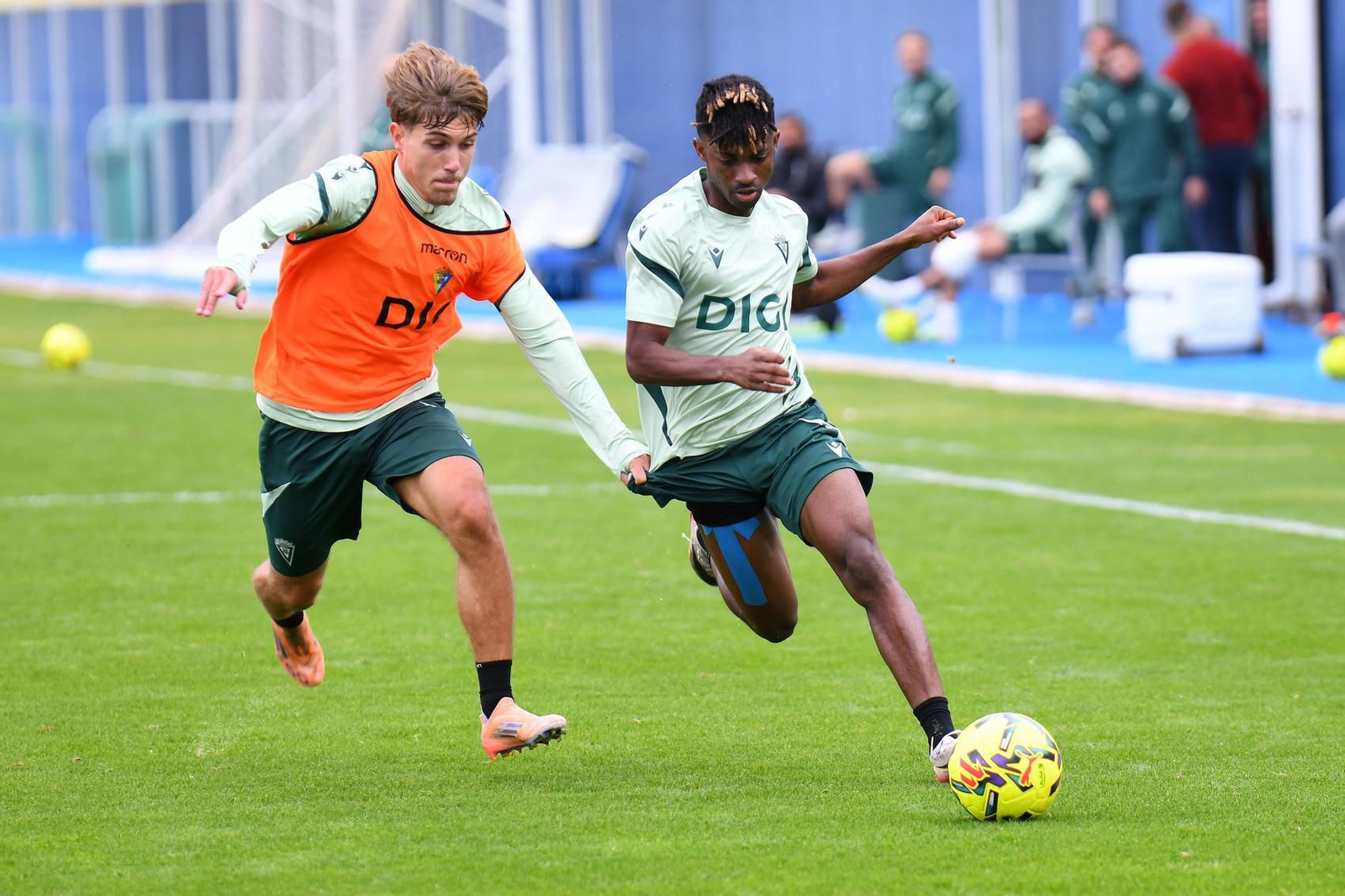 Máxima intensidad entre De la Rosa y Efe Aghama en un partidillo en la ciudad deportiva.