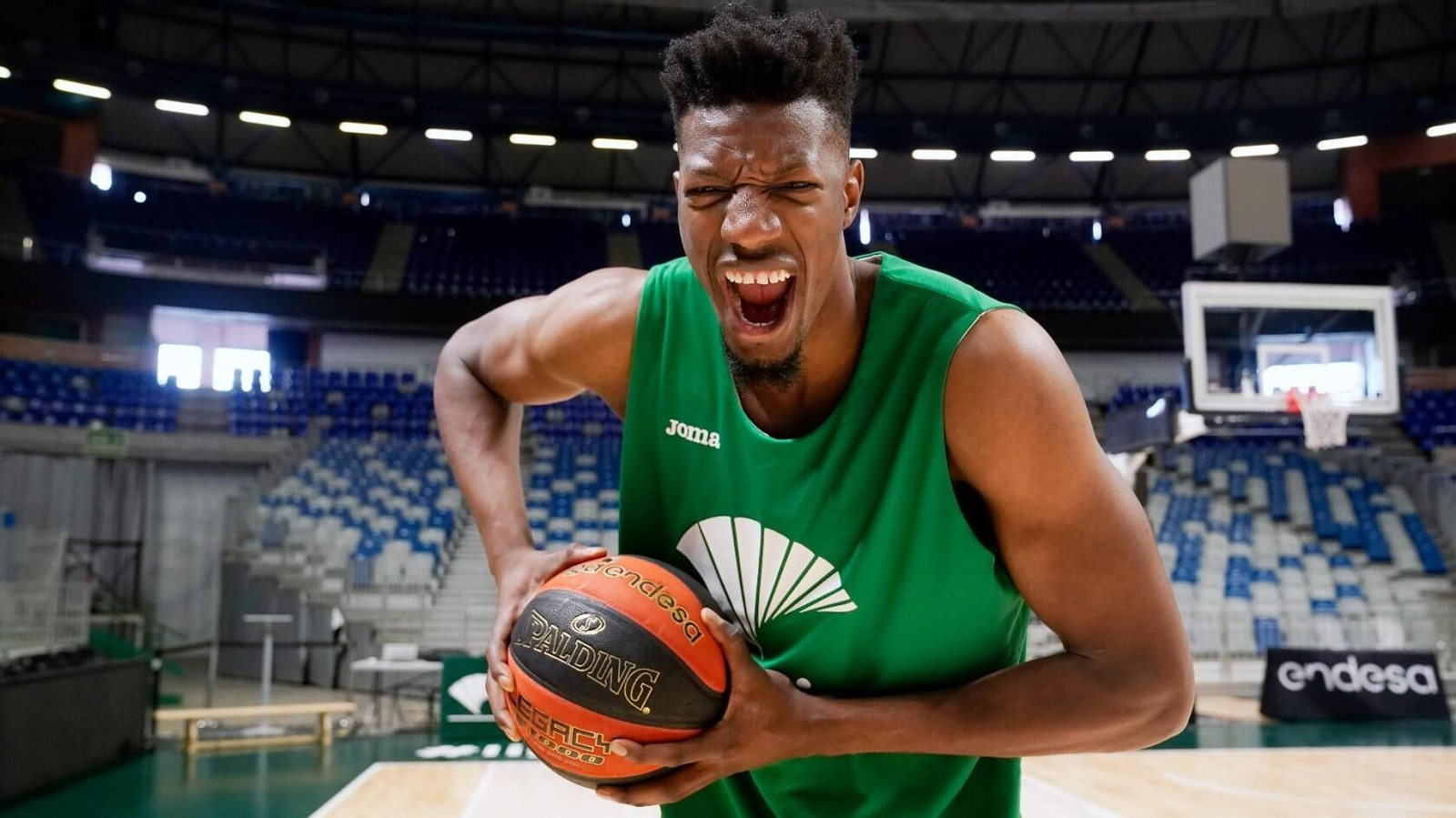 Yankuba Sima, en la pista central del Carpena.