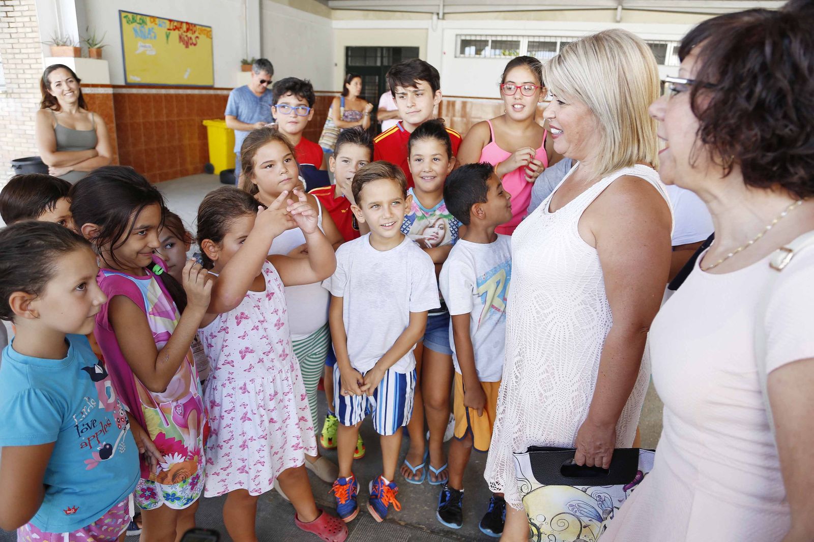 Mamen Sánchez y Carmen Collado, el pasado agosto, en una visita a uno de los comedores de verano.